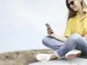Vrouw op een auto